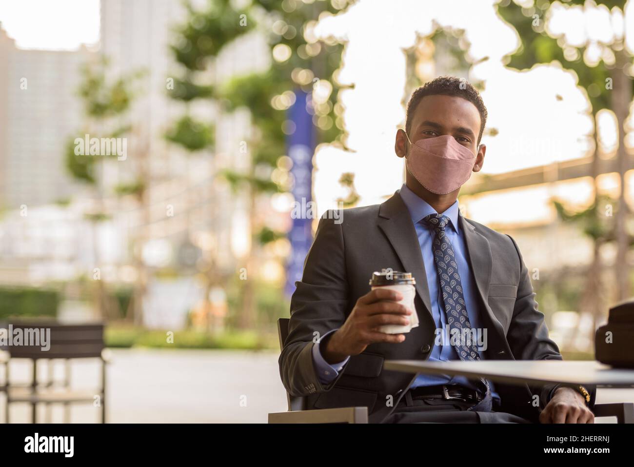Homme d'affaires africain portant un masque pour se protéger contre le covid 19 comme nouvelle norme Banque D'Images