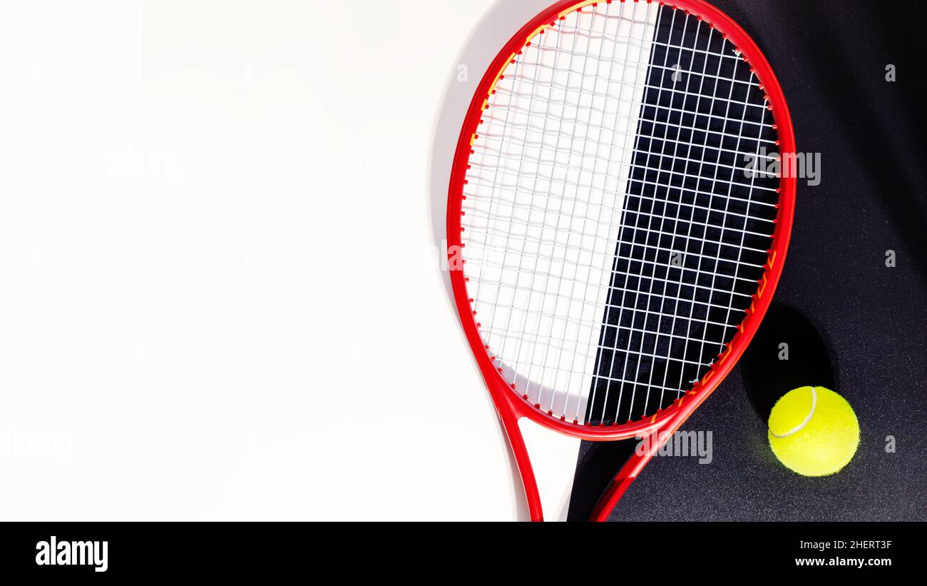 Bannière de tennis.Composition sportive avec une raquette de tennis et une balle sur fond noir et blanc avec espace de copie.Le sport et un mode de vie sain.Le con Banque D'Images