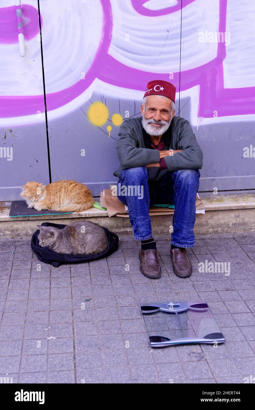Wieger, il pèse les résidents et les touristes, rue commerçante Istiklal Caddesi, Beyoglu, Istanbul, partie européenne, province d'Istanbul,Turquie Banque D'Images
