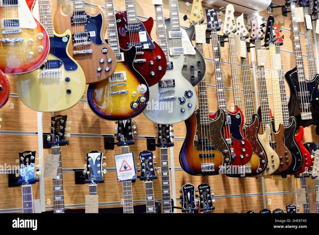 Vente de guitare, rue commerçante Istiklal Caddesi, Beyoglu, Istanbul, partie européenne, province d'Istanbul,Turquie Banque D'Images