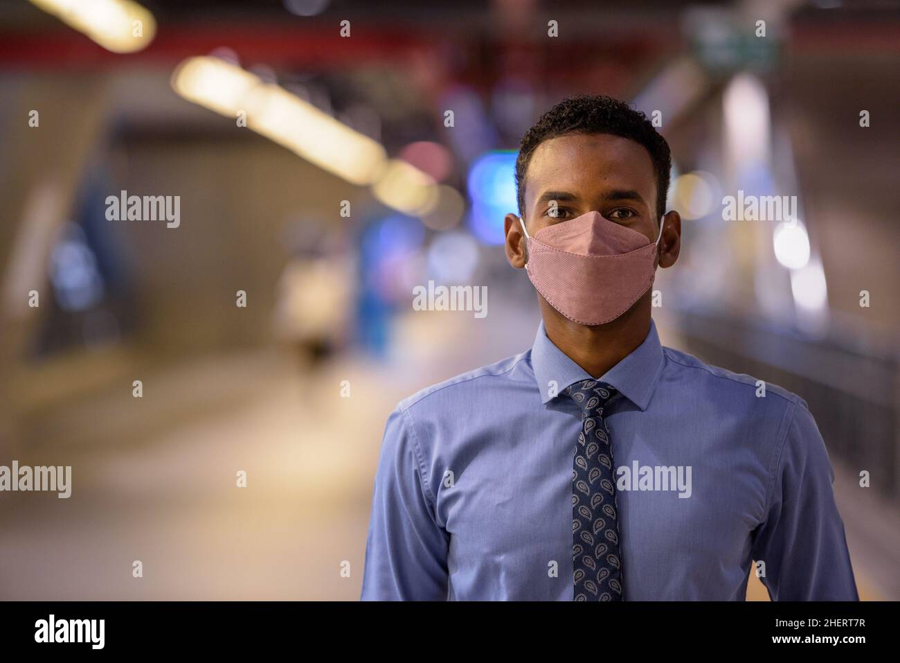 Homme d'affaires africain portant un masque pour se protéger contre le covid 19 comme nouvelle norme Banque D'Images
