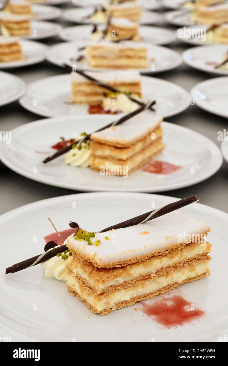 Assiette avec tranches de crème Banque D'Images
