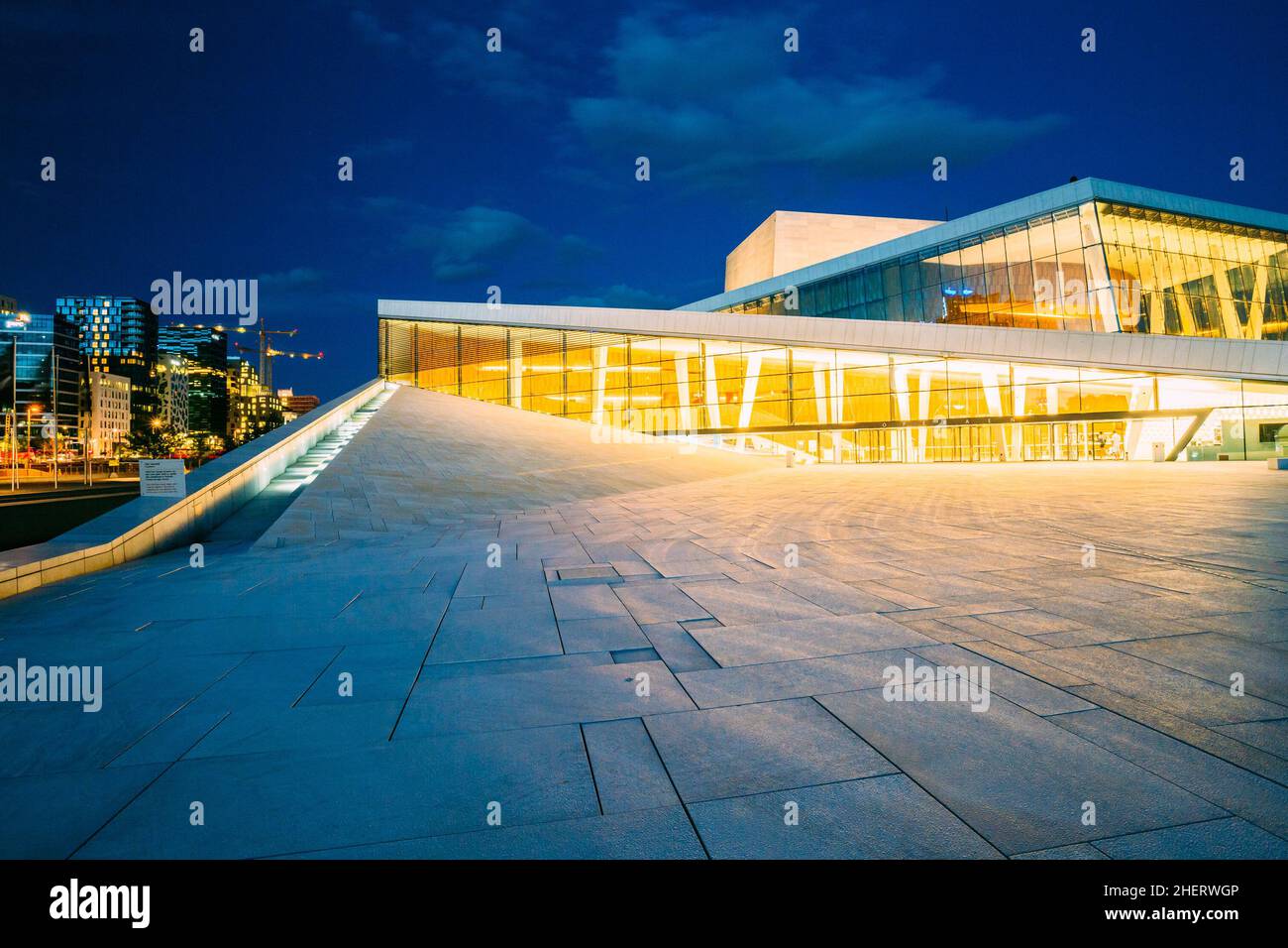Oslo, Norvège.Vue latérale de la façade lumineuse de l'Opéra et du Ballet en soirée d'été Banque D'Images