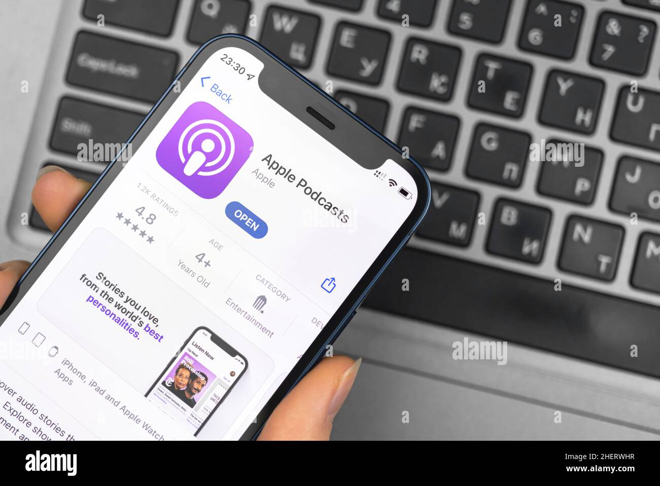 Kharkov, Ukraine - 10 janvier 2022 : gros plan de l'icône de l'app Apple Podcasts Banque D'Images