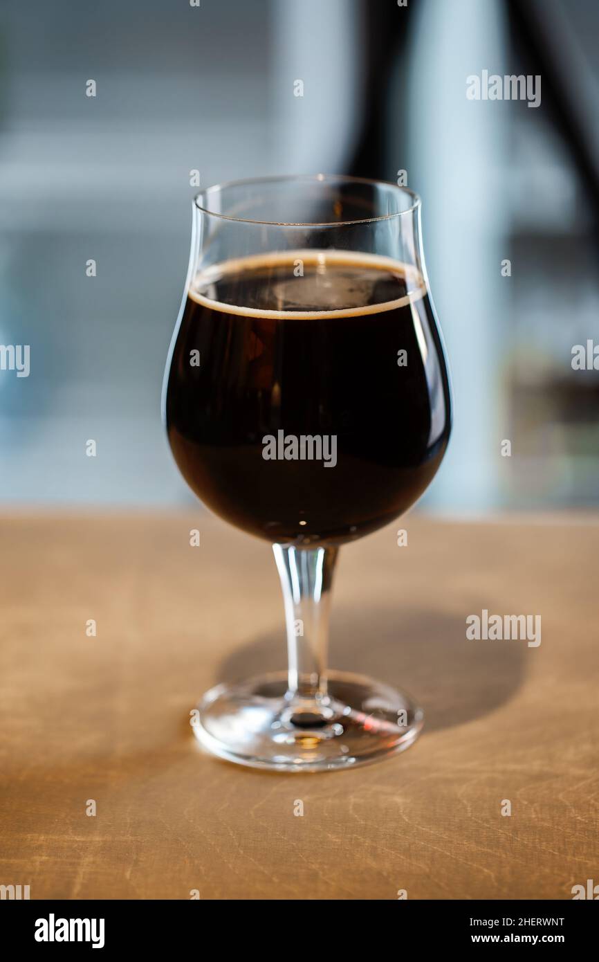 Verre Snifter de bière artisanale impériale russe sur une surface en bois Banque D'Images