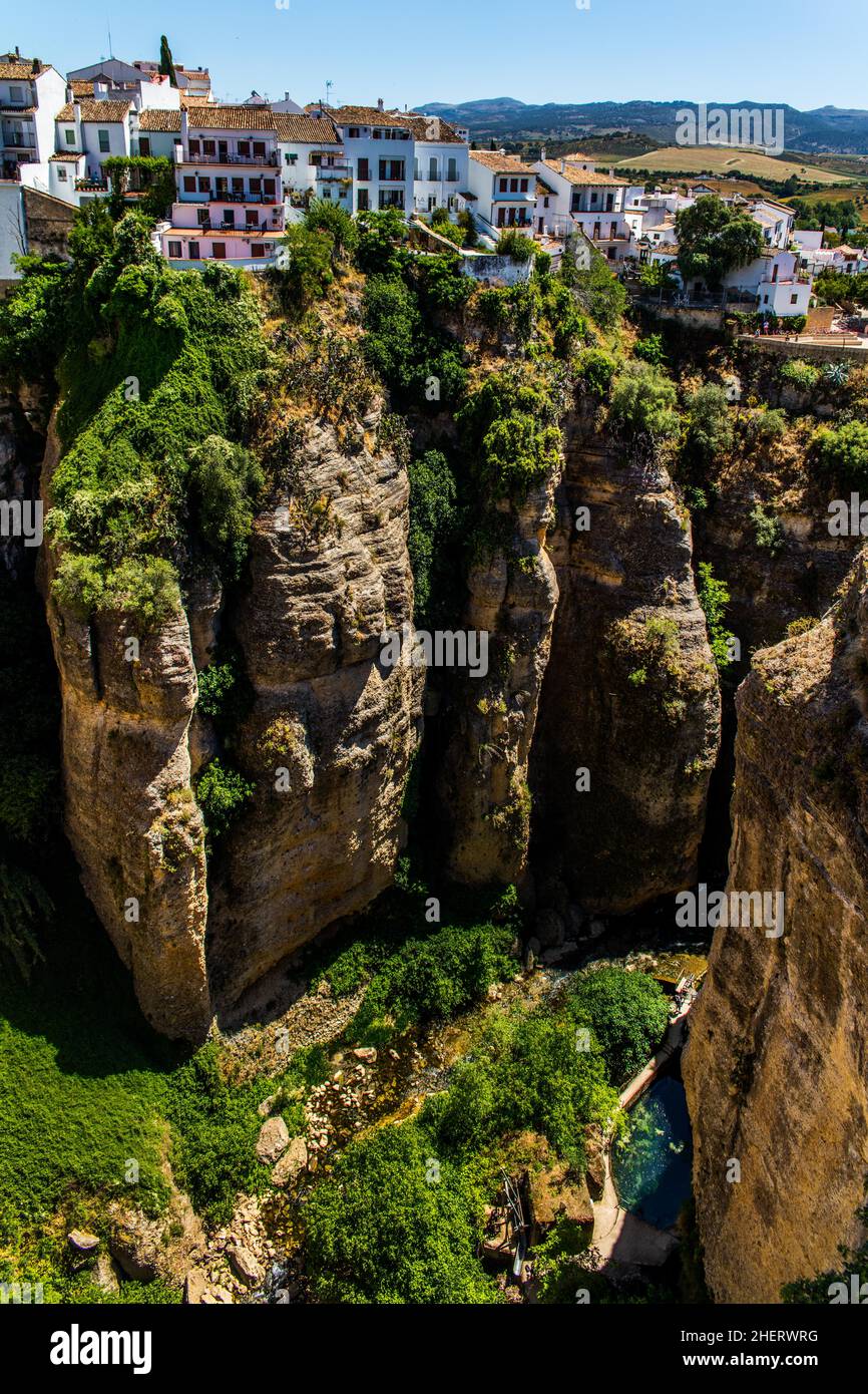 La gorge El Tajo sculptée au fond du rocher par le Rio Guadalevin, Ronda, un des villages blancs, Ronda, Andalousie, Espagne Banque D'Images