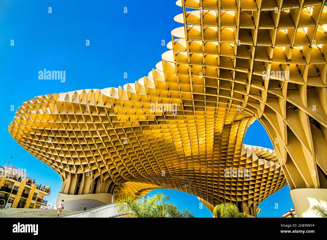 Au-dessus des toits de Séville dans le Metropol parasol, une superbe structure en bois, Séville, Séville, Andalousie, Espagne Banque D'Images