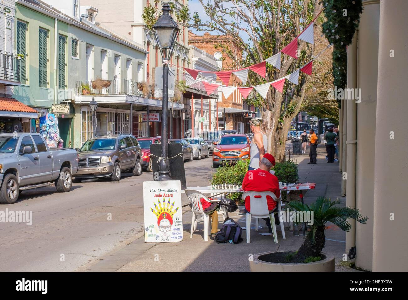 LA NOUVELLE-ORLÉANS, LA, Etats-Unis - 9 JANVIER 2022 : le maître d'échecs Jude Apers offre des leçons sur Decatur Street dans le quartier français Banque D'Images