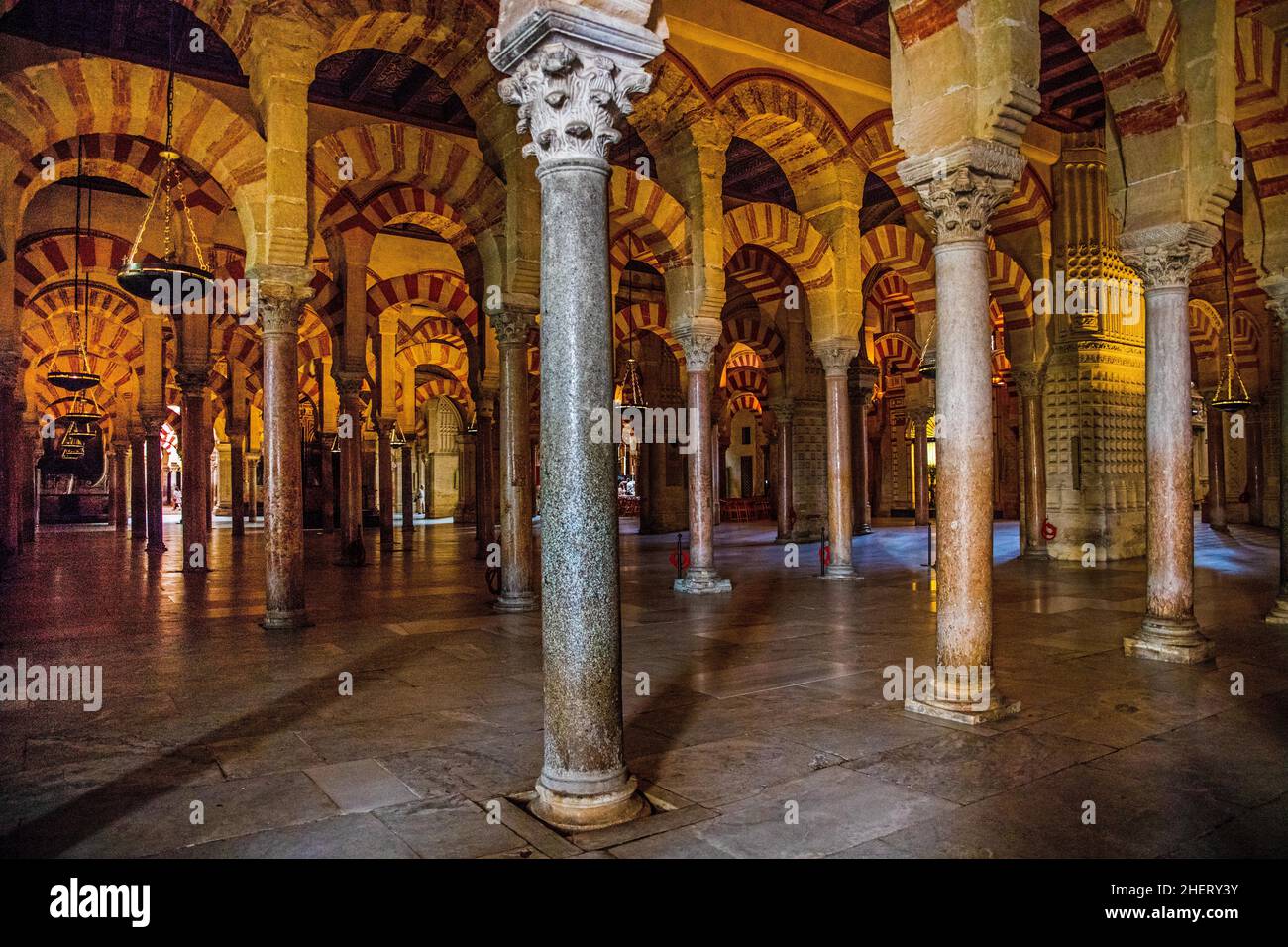 Forêt de colonnes avec utilisation alternée de brique et de pierre et de peinture rouge et blanche, Mezquita, Cordoba, Cordoba, Andalousie,Espagne Banque D'Images