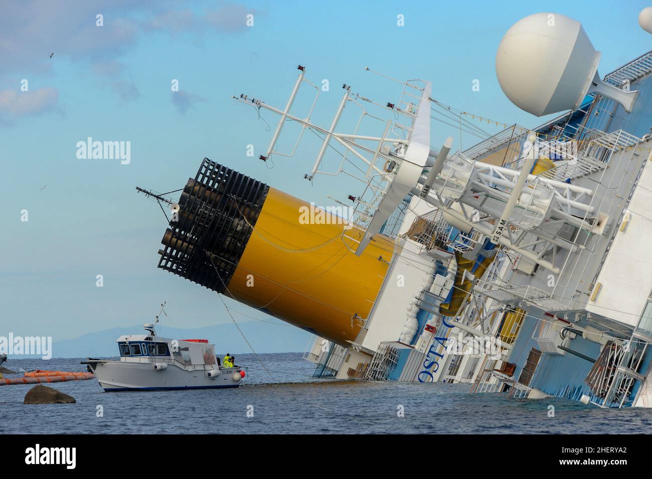 Lily Island, Italie.17th janvier 2012.Il y a dix ans le naufrage du bateau de croisière Costa Concordia commandé par Francesco Schettino qui a causé la mort de 32 personnes entre les passagers et l'équipage Isola del Giglio, 13 janvier 2012 - il y a dix ans, le bateau de croisière Costa Concordia, commandé par Francesco Schettino, sank,tuant 32 passagers et membres d'équipage.Crédit: Gianluca Vannicelli crédit: Agence de photo indépendante/Alamy Live News Banque D'Images