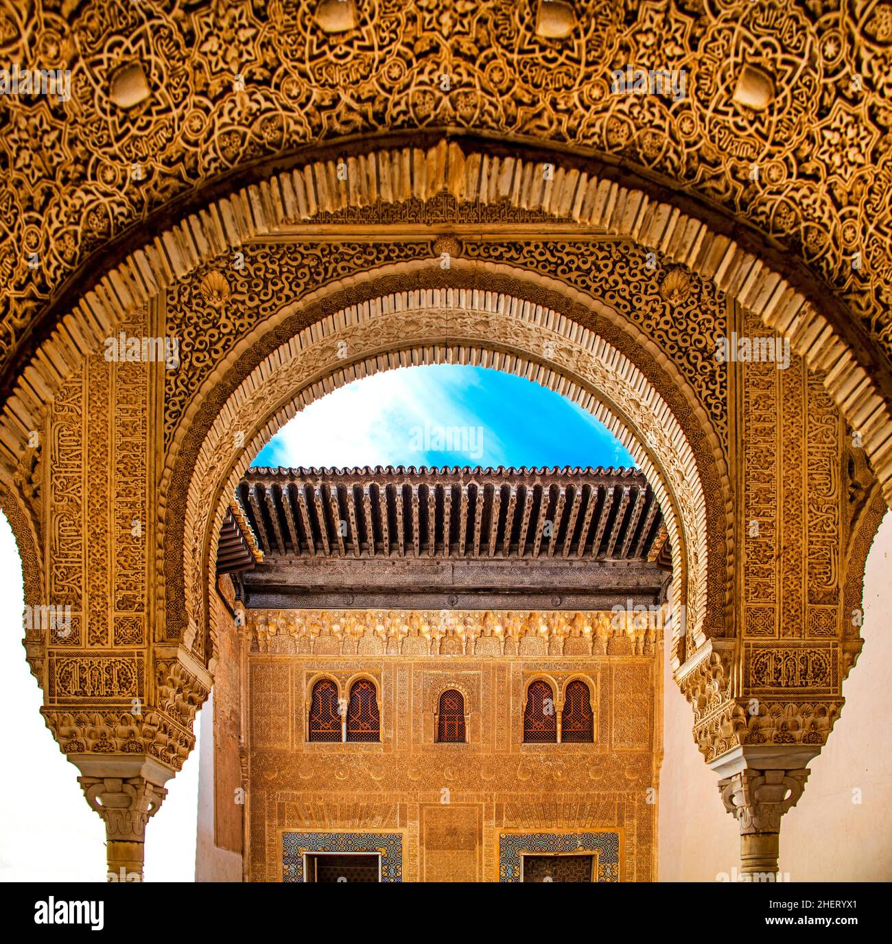 Cour de la salle d'Or, avec mosaïques de carreaux sur les plinthes de céramique, Cuarto Dorado, Palais Comares, Palais Nasrid, Alhambra,Grenade, Grenade Banque D'Images