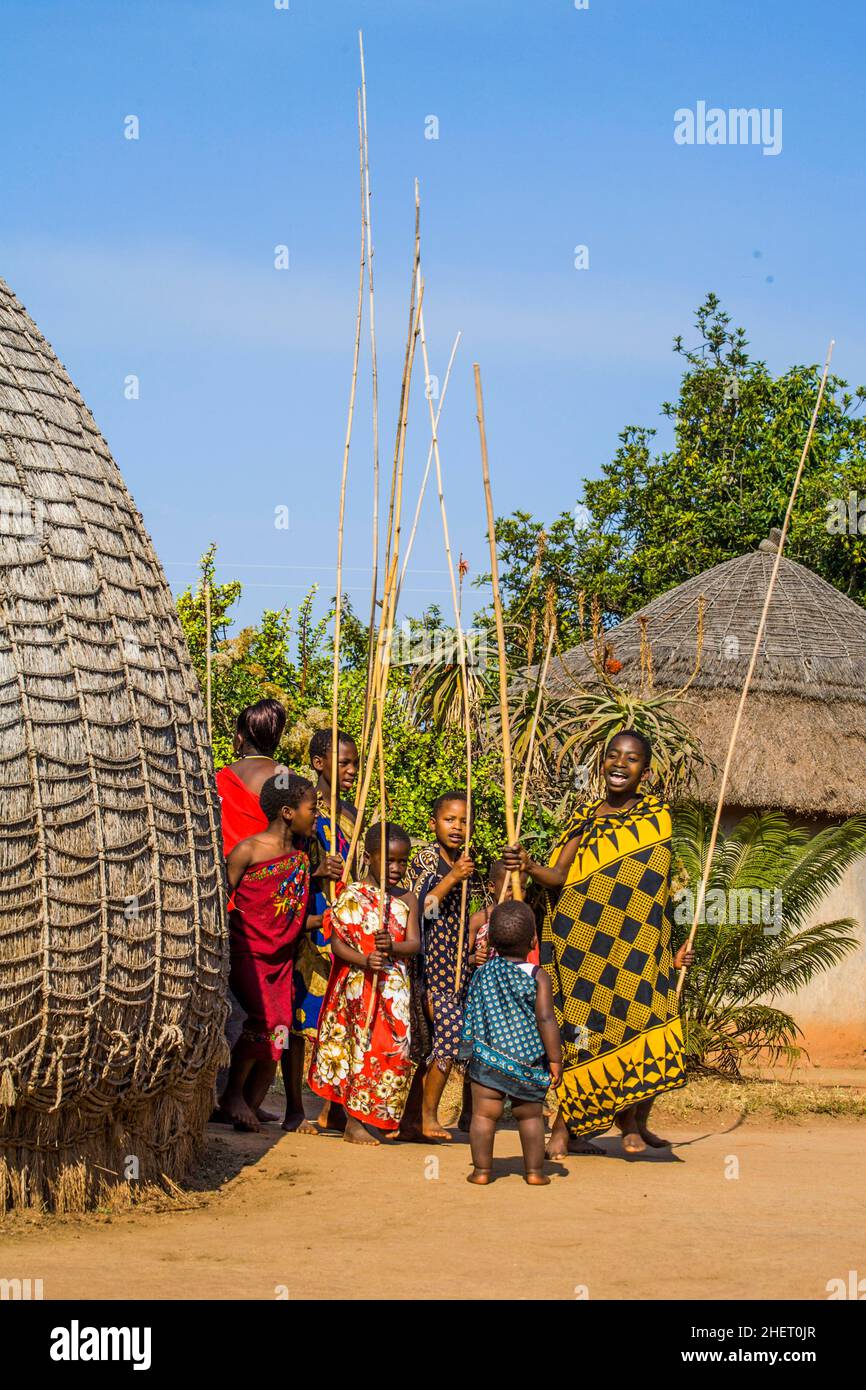 Les enfants regardent avec intérêt les coutumes traditionnelles dans le vrai village africain, le chef Umphakatsi Banque D'Images