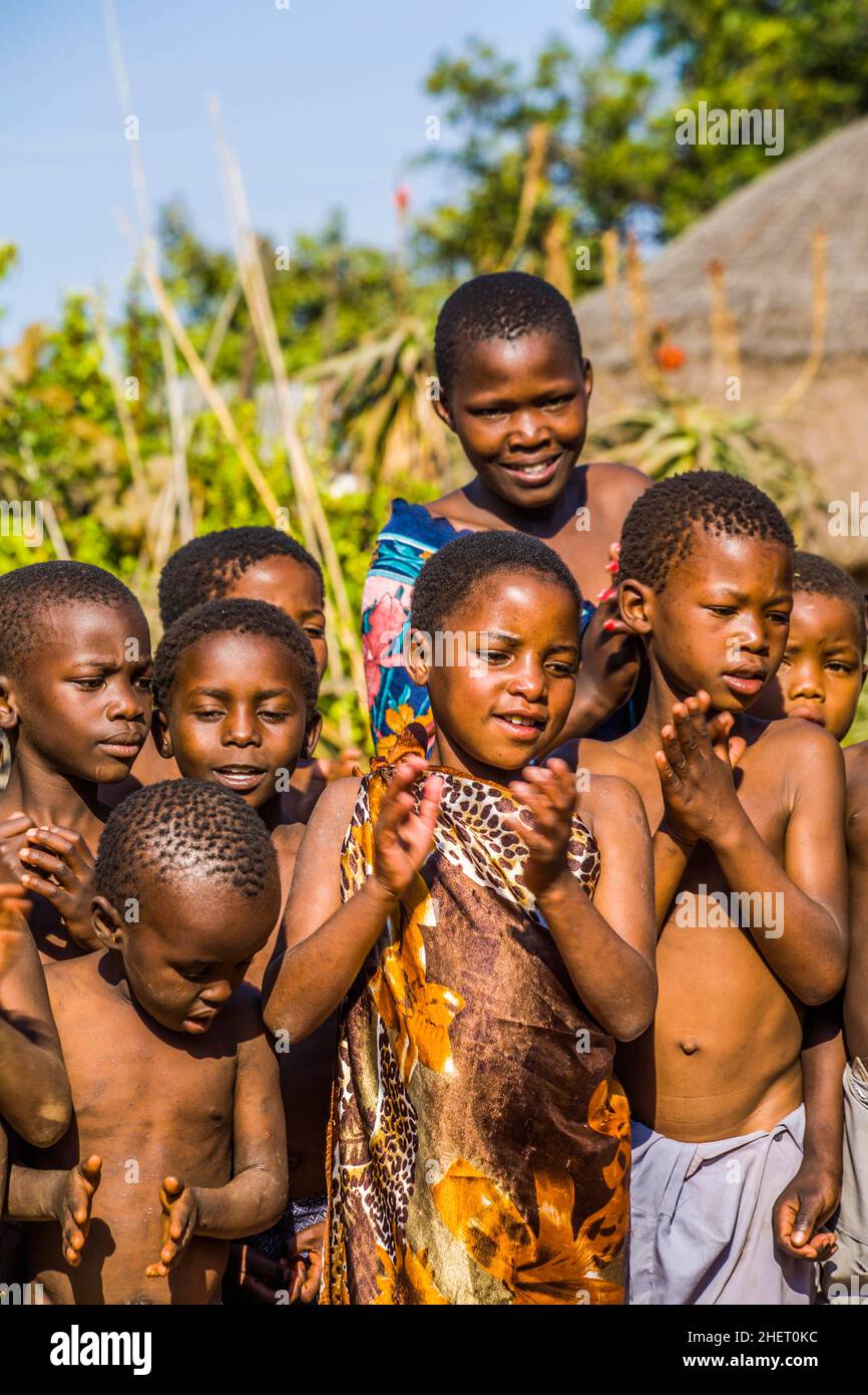 Les enfants regardent avec intérêt les coutumes traditionnelles dans le vrai village africain, le chef Umphakatsi Banque D'Images