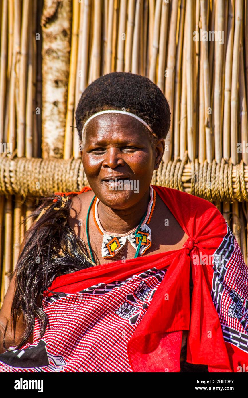 Chef de village, coutumes traditionnelles dans le vrai village africain, chef Umphakatsi Banque D'Images