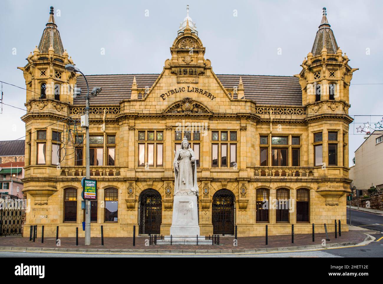 Bibliothèque principale avec le Monument de la Reine Victoria, Port Elizabeth, Afrique du Sud Banque D'Images