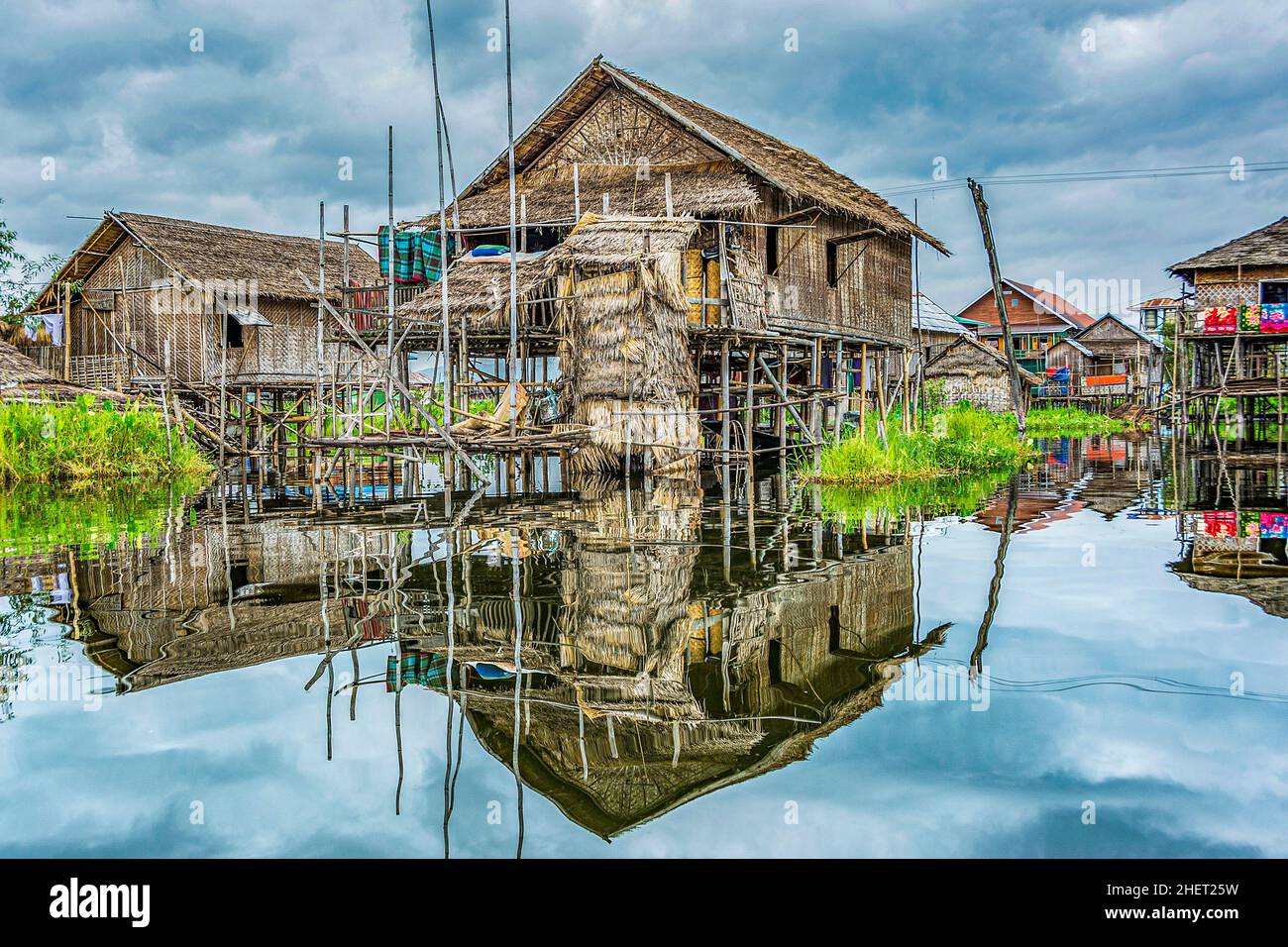 Village flottant avec maisons en bambou à Inle Lake, État de Shan, Myanmar Banque D'Images