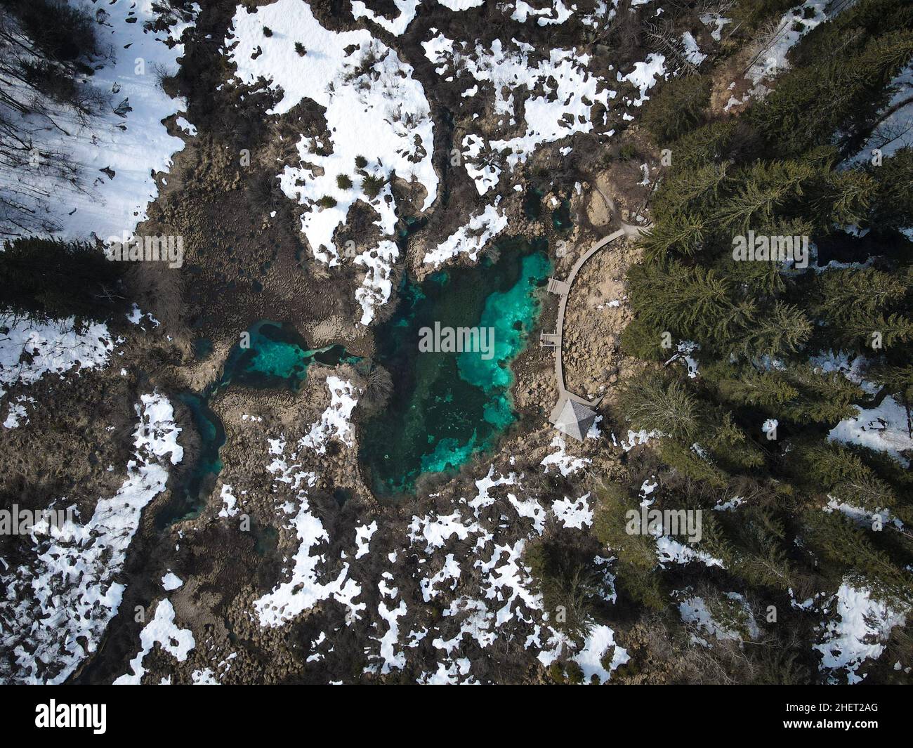 Vue de haut en bas du parc naturel de Zelenci en hiver, Slovénie Banque D'Images