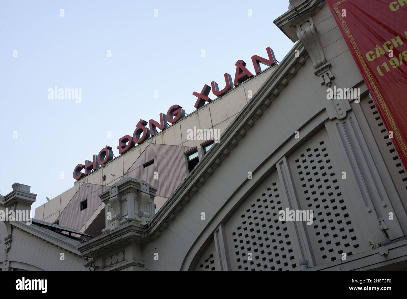Hanoï, Vietnam; 08252015: Façade principale du marché de Dong Xuan dans la capitale de Hanoï.Le marché de Dong Xuan, établi en 1889 par les Français, est le plus ancien et le plus grand Banque D'Images
