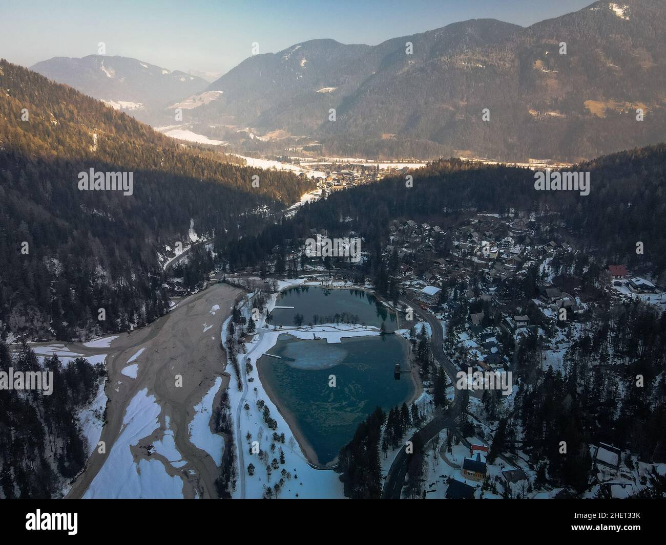 Vue aérienne du célèbre lac Jezero Jasna, les Alpes juliennes en arrière-plan, la Slovénie Banque D'Images