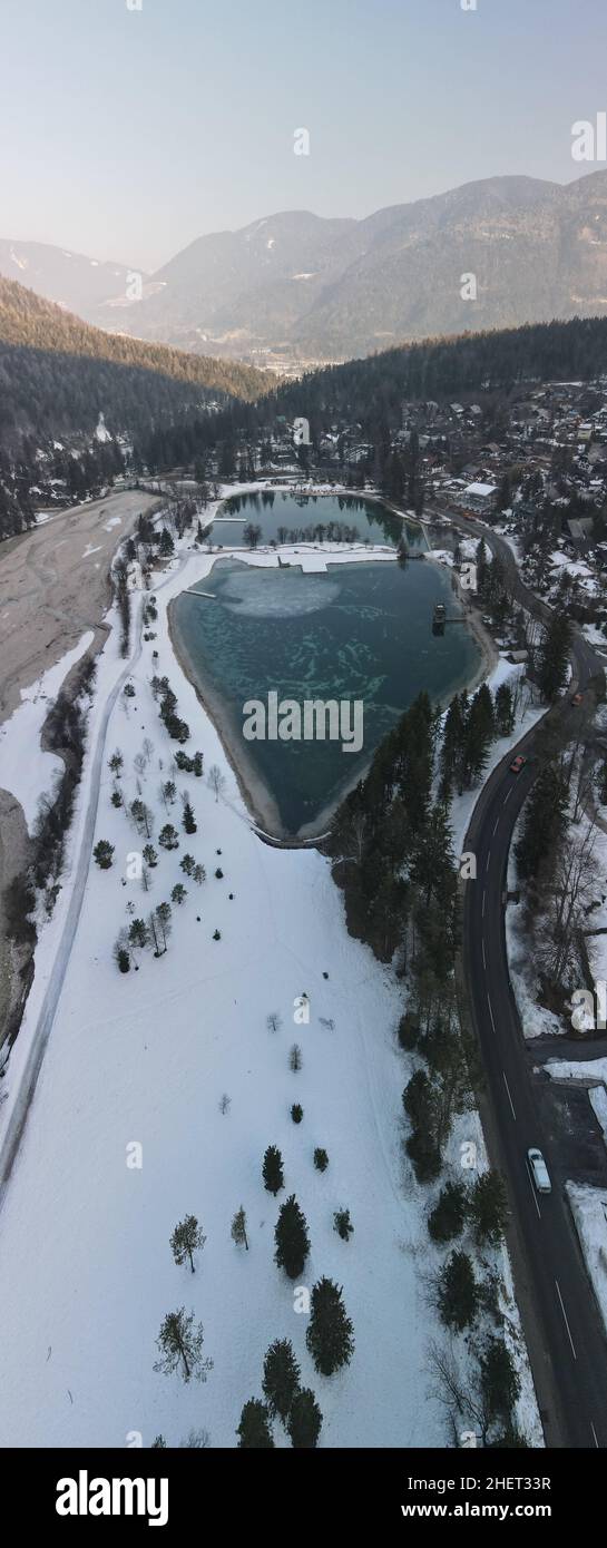 Vue sur le célèbre lac Jezero Jasna, les Alpes juliennes en arrière-plan, la Slovénie Banque D'Images