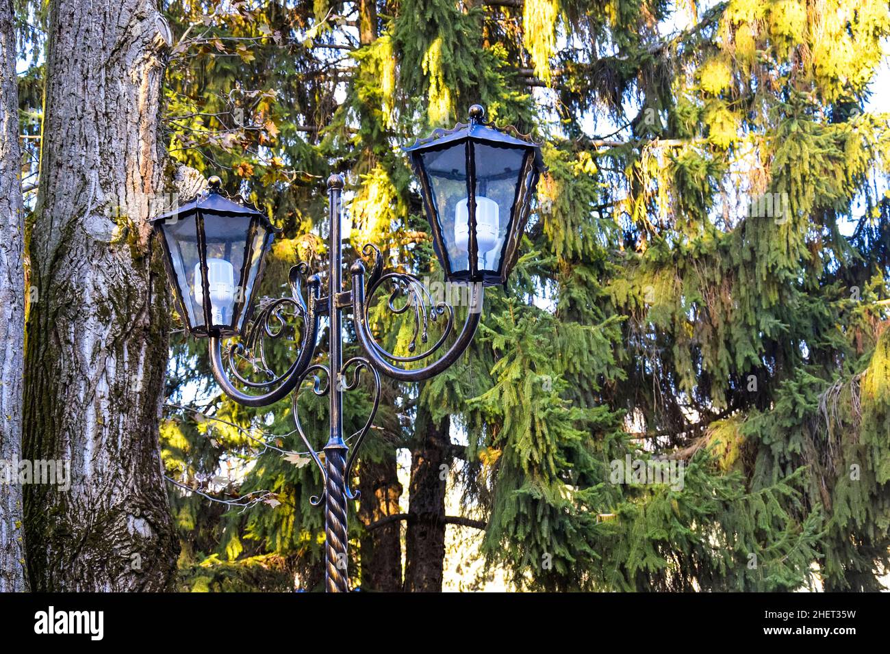 Lampadaire de style ancien.Concept d'éclairage de la zone de stationnement.Gros plan.Mise au point sélective. Banque D'Images