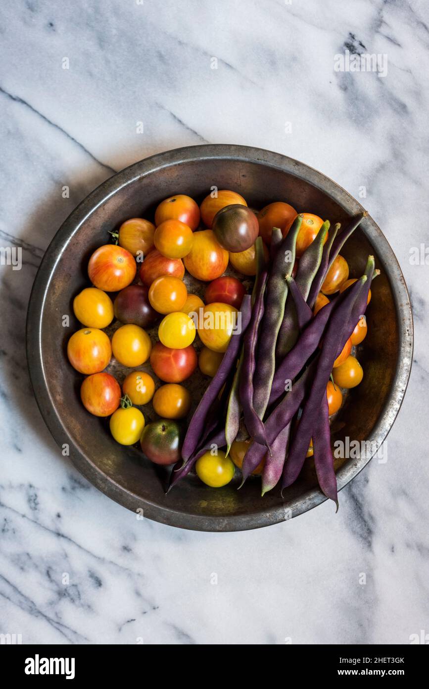 Variété récoltée de tomates cerises et de haricots à cordes maison Banque D'Images
