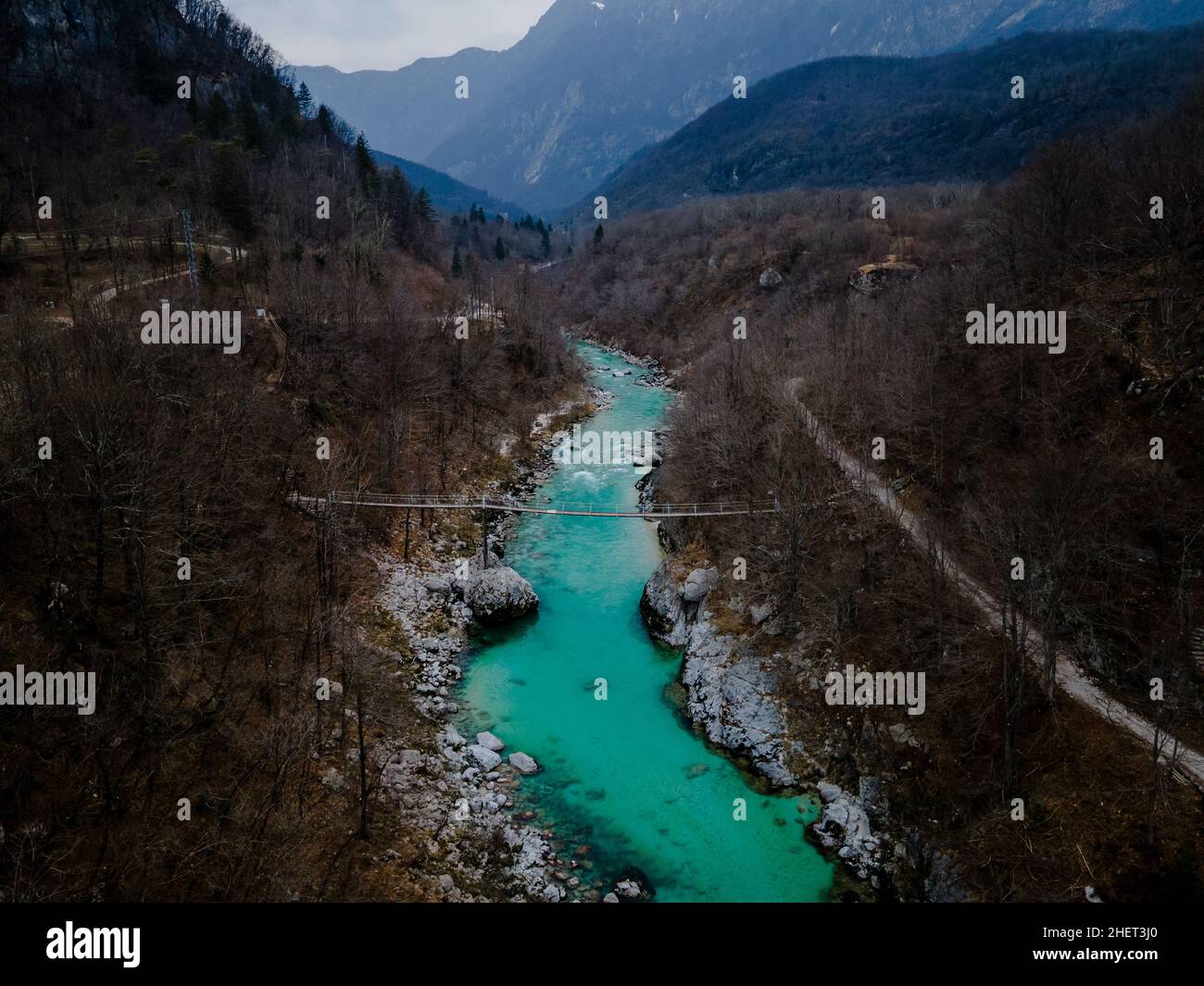 Point de repère en Slovénie - fleuve turquoise Soca, alpes juliennes en arrière-plan Banque D'Images