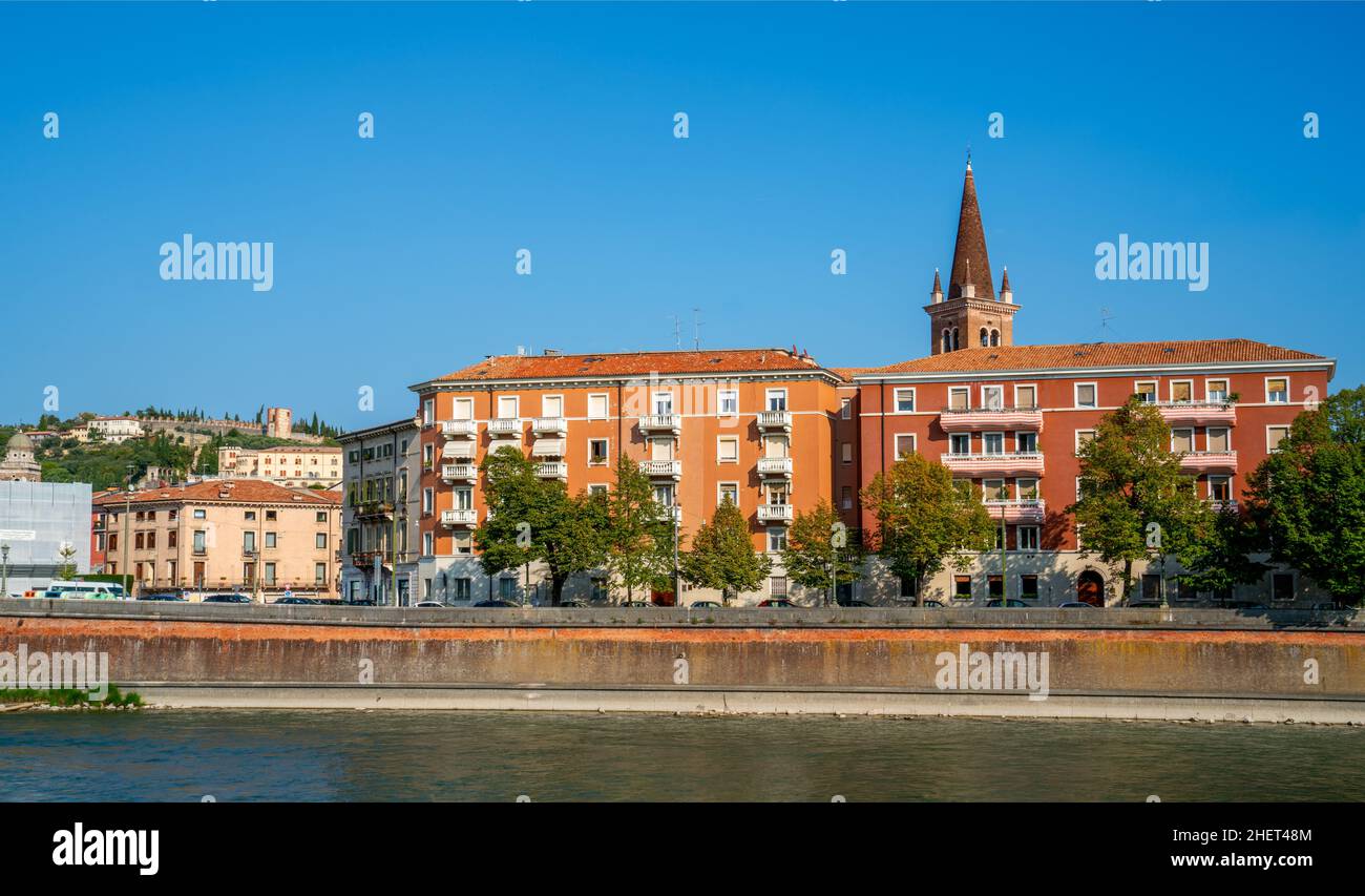Scène le long de la rivière Adige à Vérone, Italie Banque D'Images