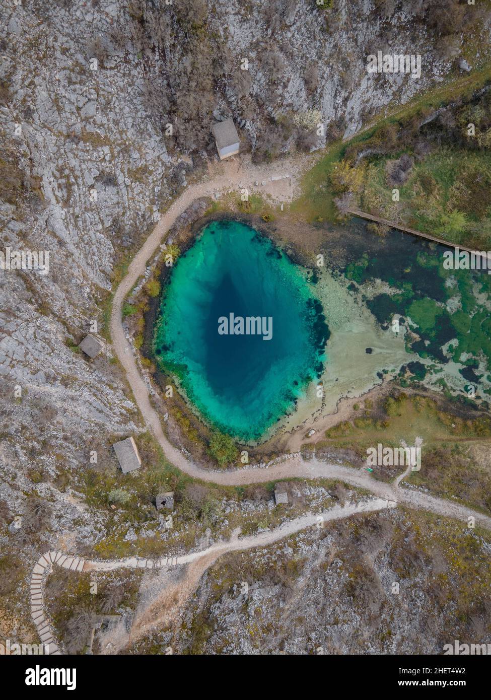 Le printemps de la rivière Cetina (izvor cétine) dans les contreforts de la montagne Dinara est nommé Blue Eye (Modro oko).Un arbre de plus de 150 mètres de profondeur. Banque D'Images