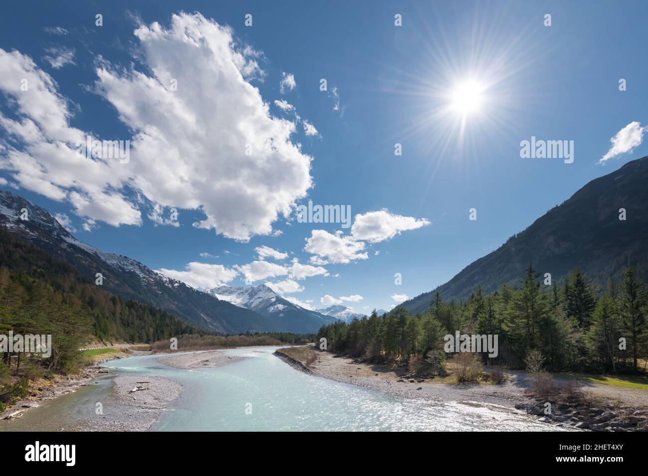 soleil et nuages sur la rivière qui coule dans les montagnes autrichiennes Banque D'Images