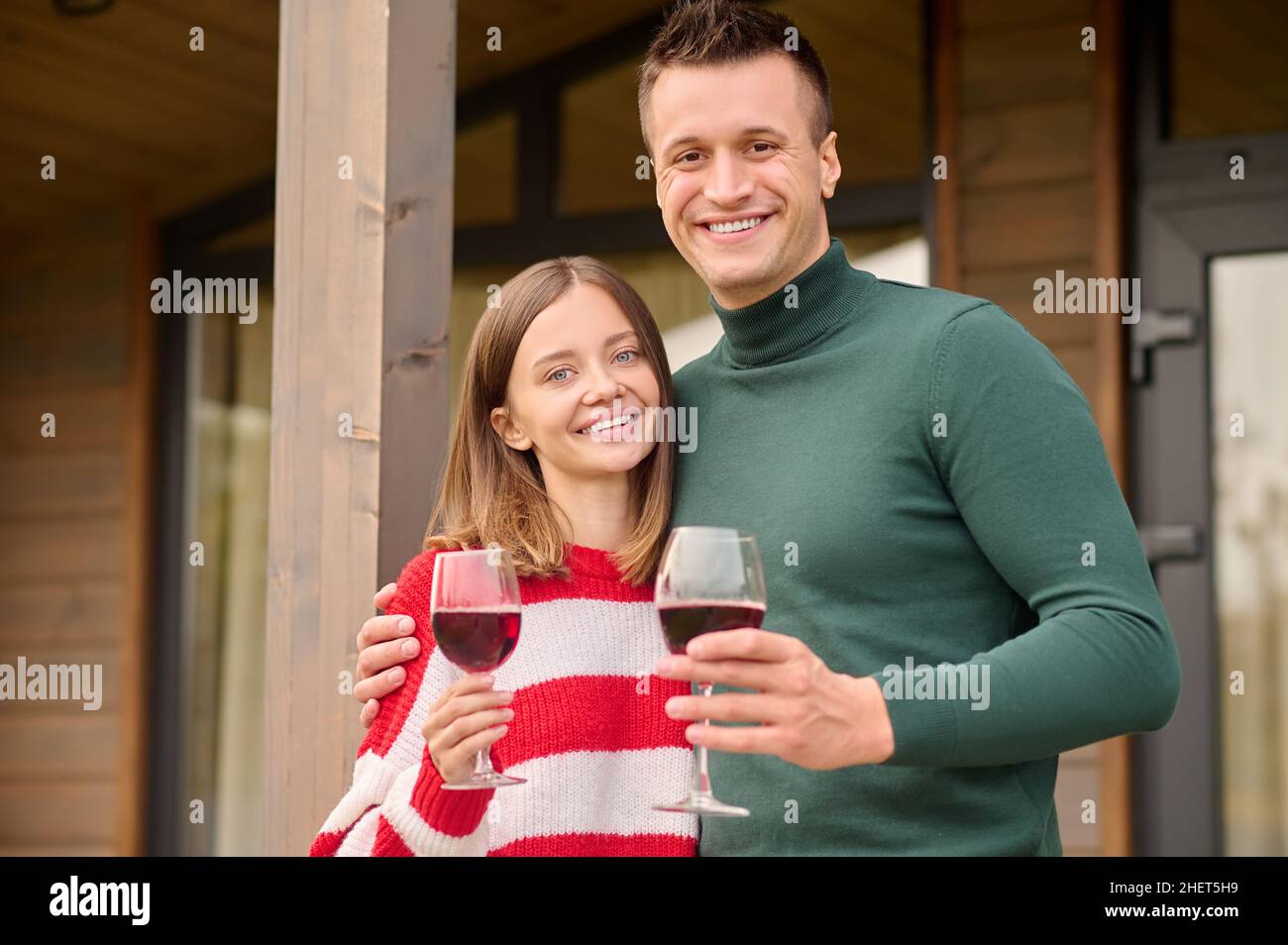 Homme qui embrasse une femme avec des lunettes de vue regardant l'appareil photo Banque D'Images
