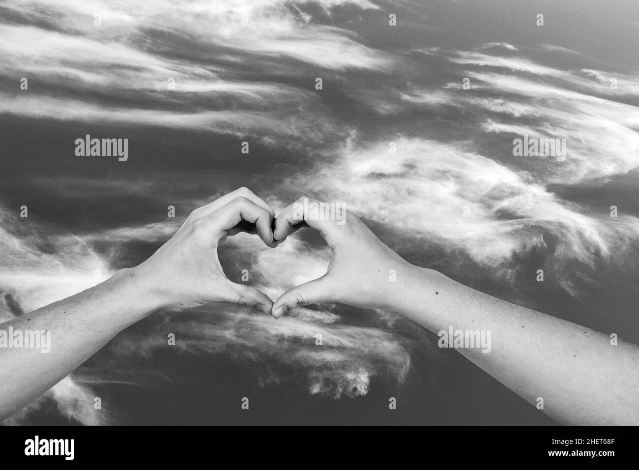 les mains de l'homme et de la femme se sont formées comme un coeur comme symbole d'amour Banque D'Images