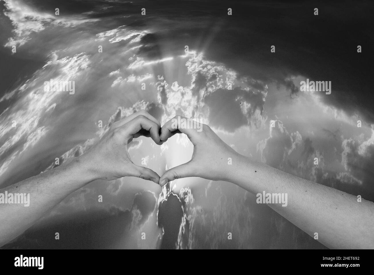 les mains de l'homme et de la femme se sont formées comme un coeur comme symbole d'amour Banque D'Images