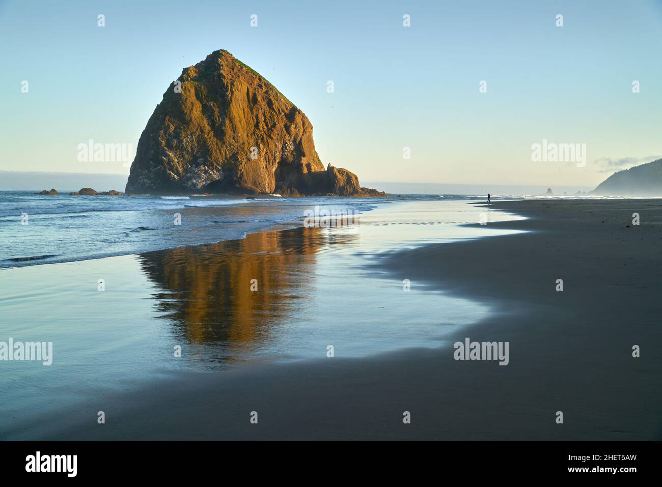 Haystack Rock Cannon Beach Sunrise.Lever du soleil à Haystack Rock à Cannon Beach, Oregon pendant que les vagues se déferent sur la plage.États-Unis. Banque D'Images