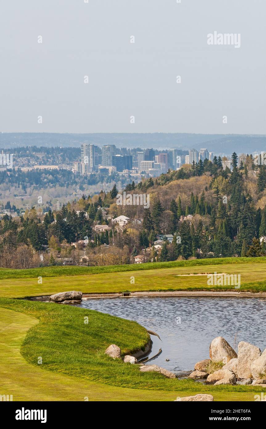 Vue sur les greens, les dangers de l'eau (ruisseau) et les pièges de sable au Golf Club de Newcastle, Washington.Bellevue est dans l'arrière-plan lointain. Banque D'Images