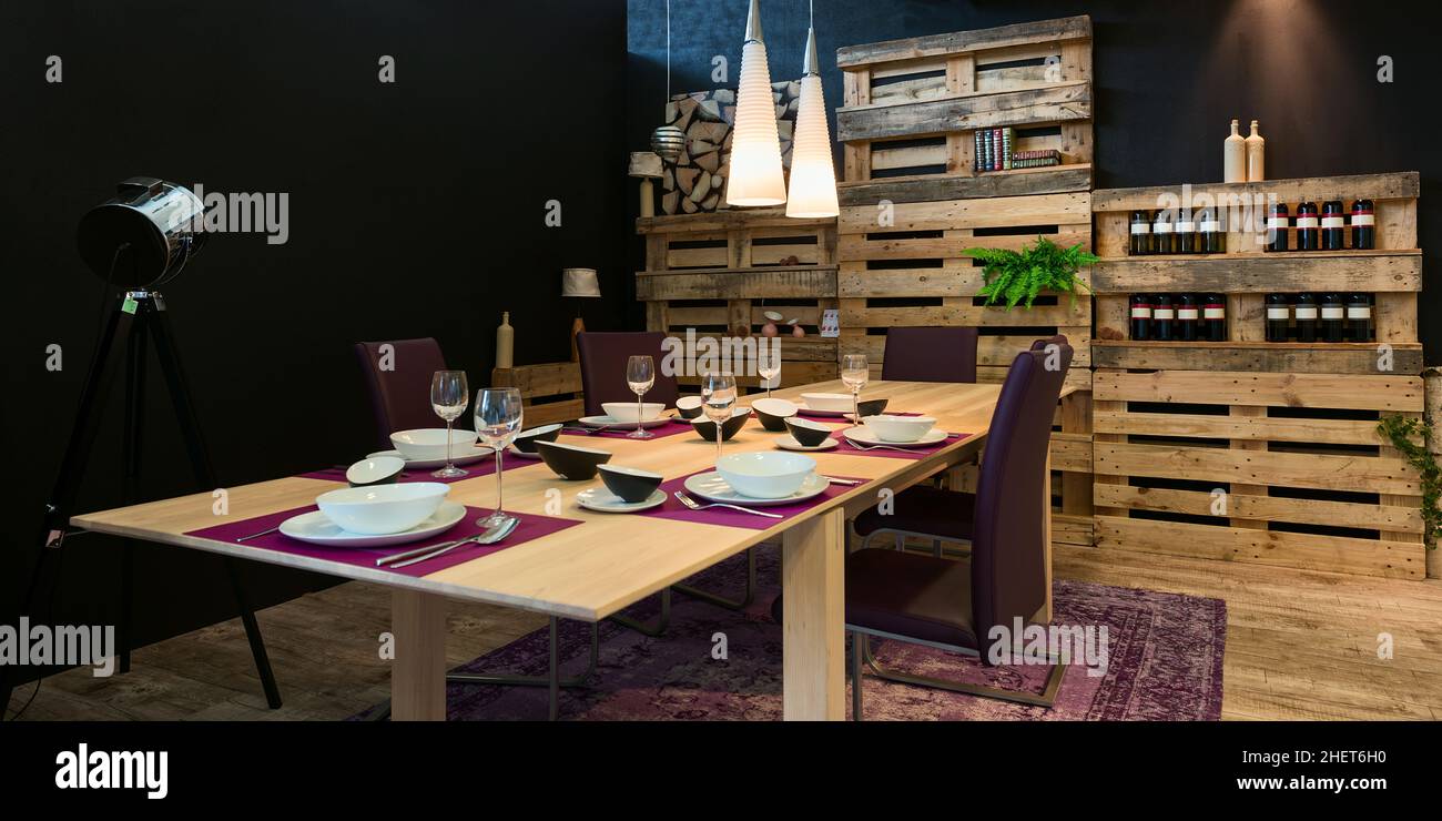 table à manger décorée avec des étagères en bois Banque D'Images