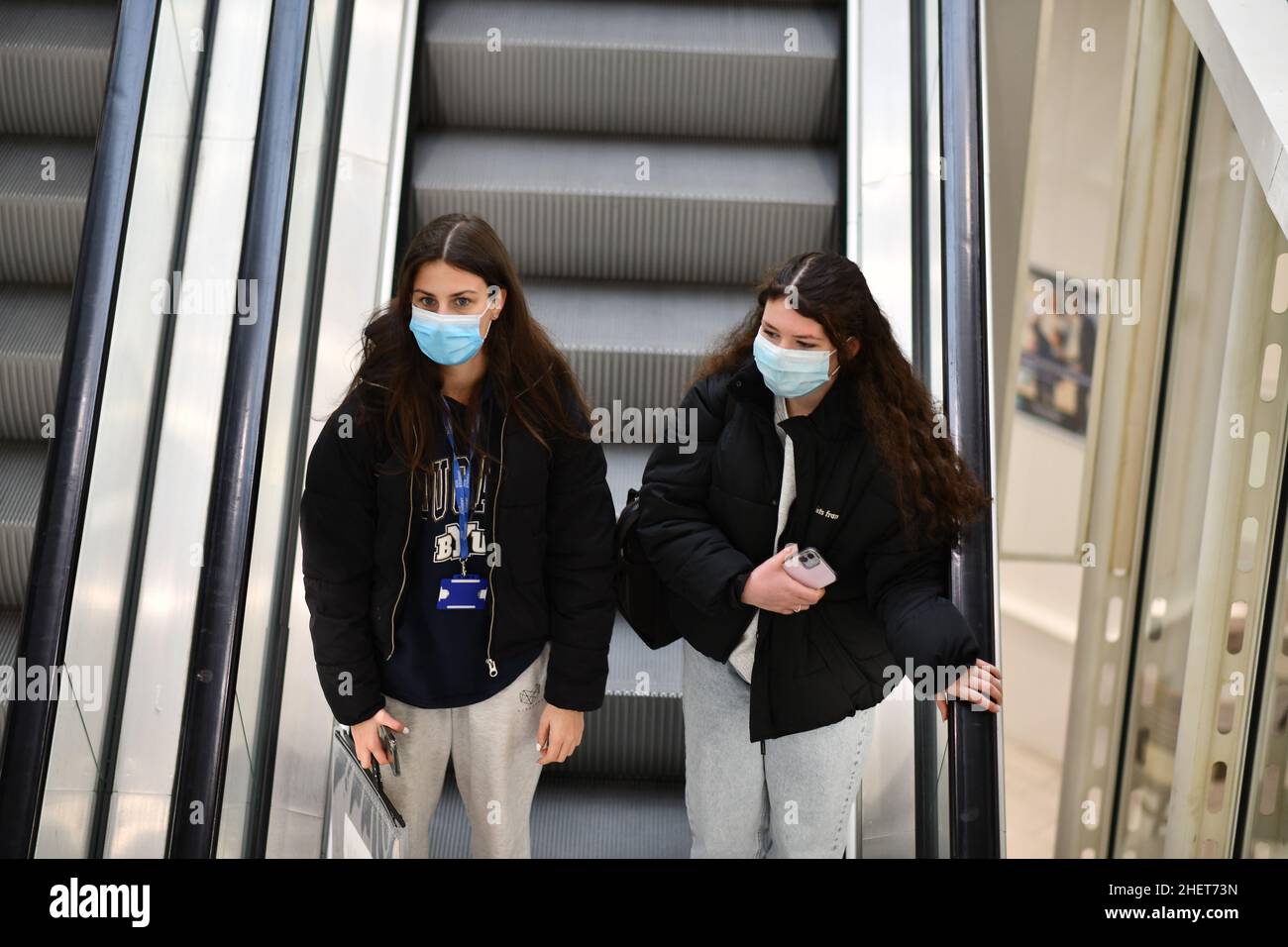 Jeunes filles femmes portant des masques dans le centre commercial britannique pendant Covid Pandemic Britain, Royaume-Uni, 2021 Banque D'Images