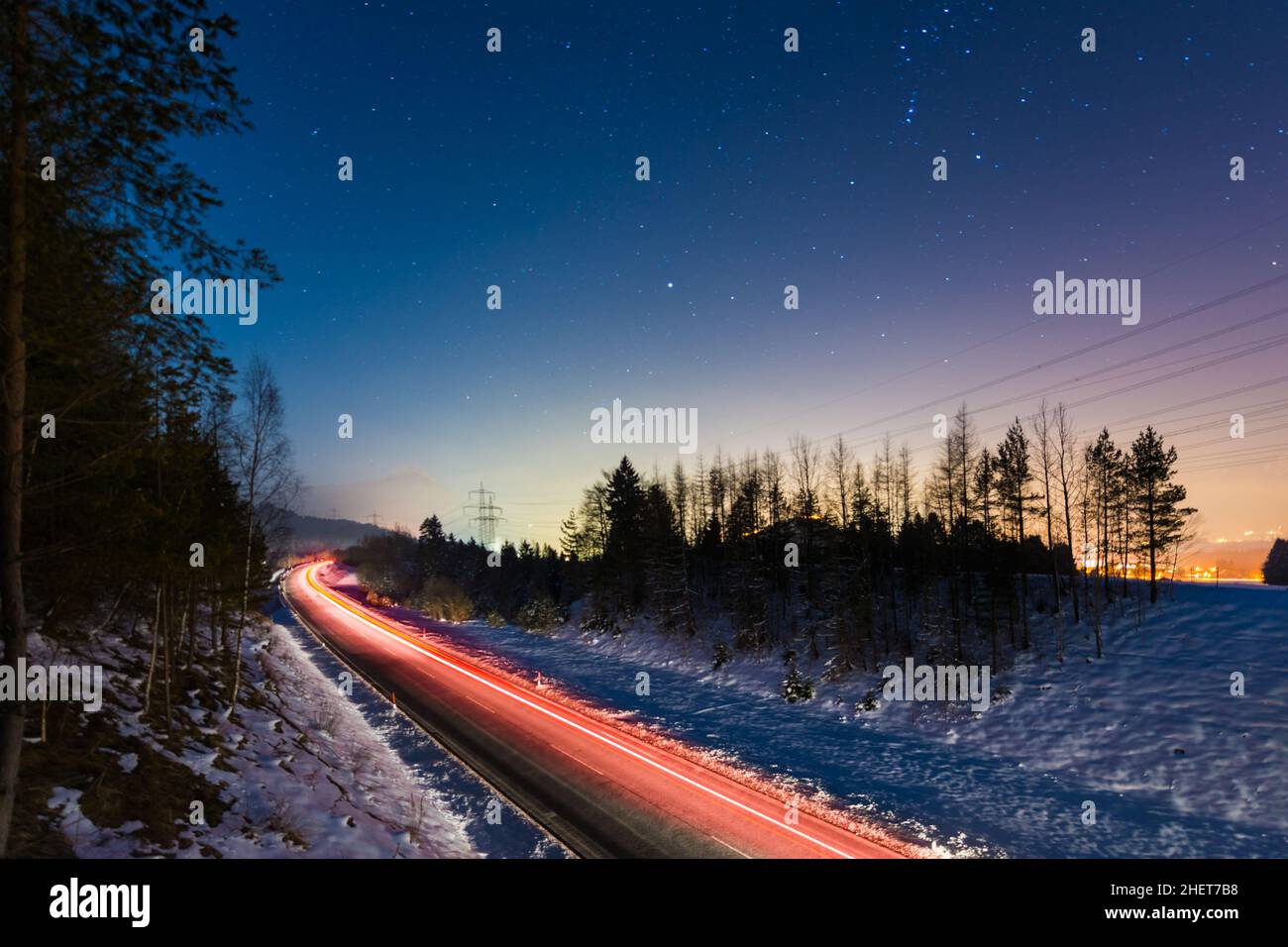 feux de voitures la nuit depuis le pont en hiver en autriche Banque D'Images