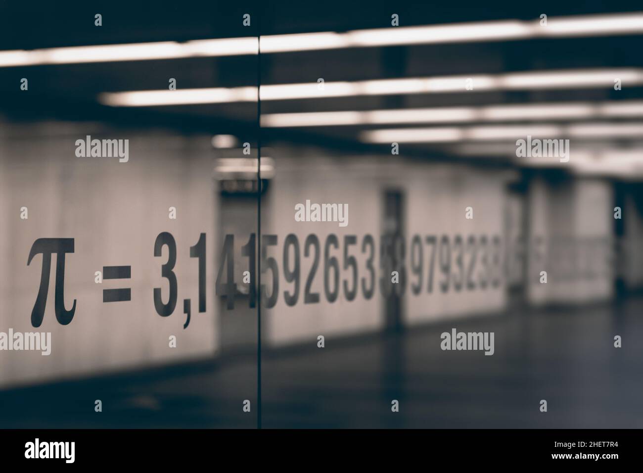 le symbole pi et les nombres de constante mathématique sur le verre Banque D'Images