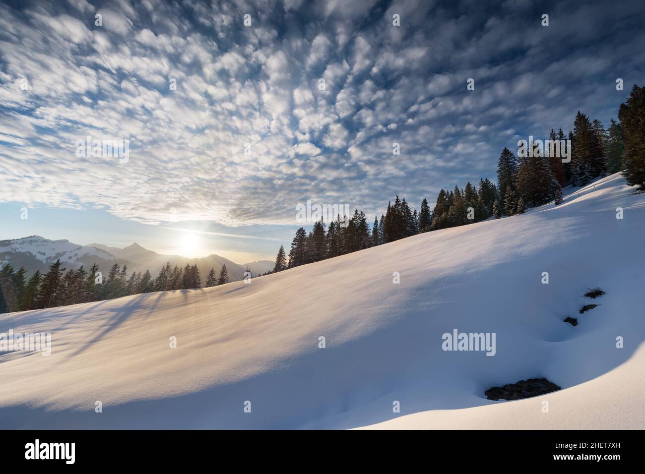 ciel nuageux au paysage hivernal de neige dans les montagnes du tyrol Banque D'Images