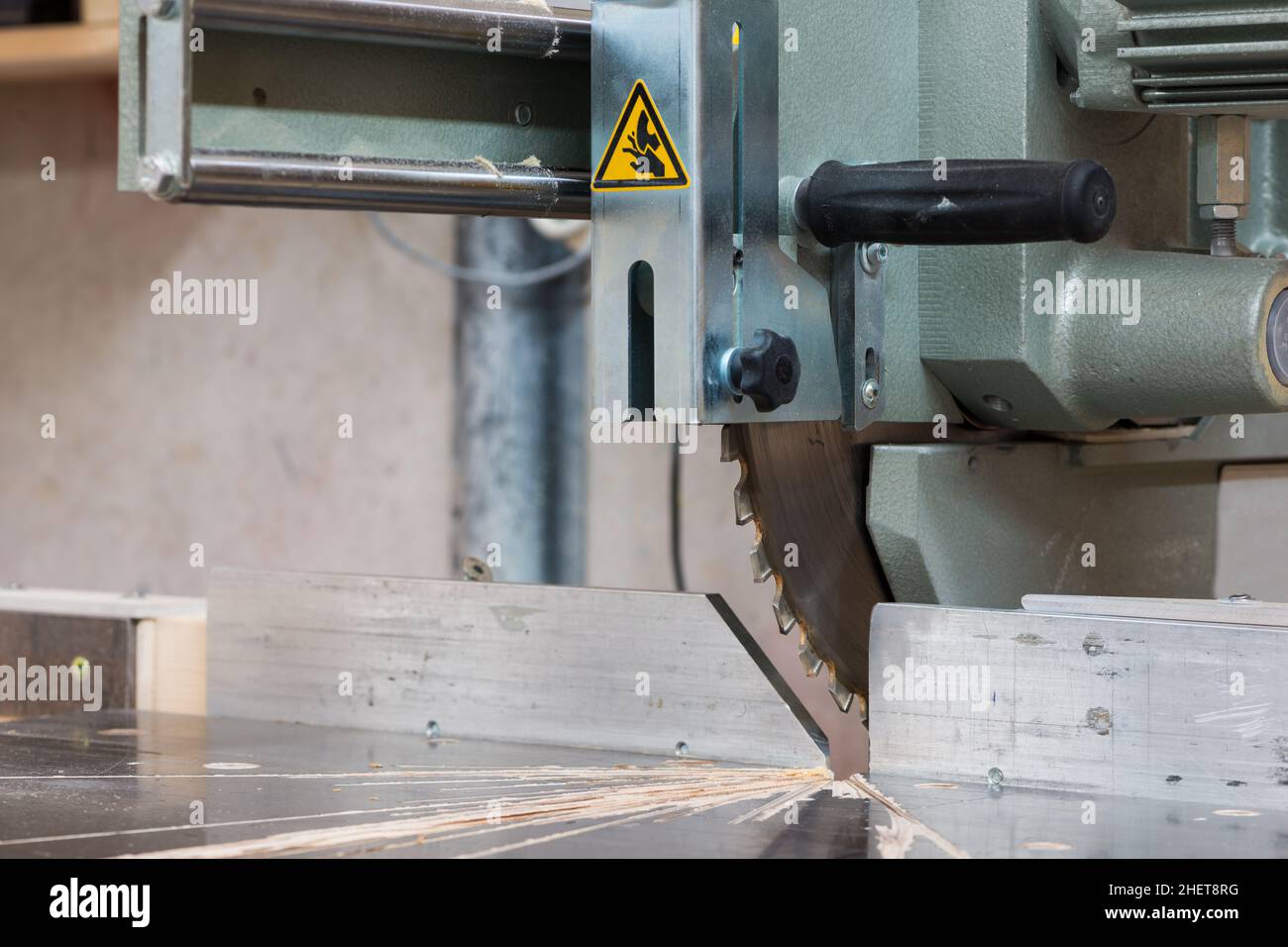 scie circulaire sur table avec rail et poignée de menuisier Banque D'Images