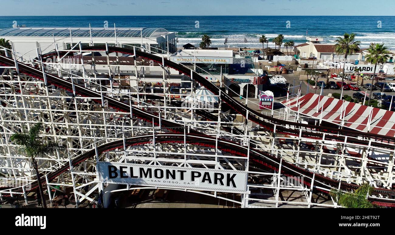Vue aérienne Mission Beach, avec montagnes russes Giant Dipper en bois et manèges d'attractions, Belmont Park historique au lever du soleil, San Diego, Californie, États-Unis Banque D'Images