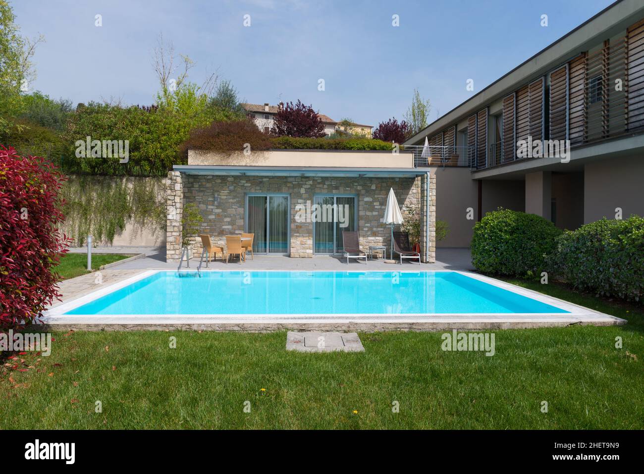 résidence avec murs en pierre naturelle et piscine à tourquois Banque D'Images