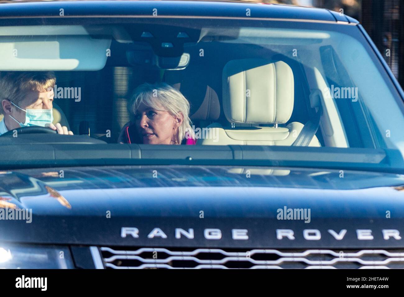 Londres, Royaume-Uni.12 janvier 2022.Le député de Nadine Dorries, secrétaire d'État au numérique, à la Culture, aux médias et aux Sports, quitte les chambres du Parlement après que Boris Johnson, premier ministre, s'est excusé devant les chambres des communes pour avoir assisté à une fête le 20 mai 2020 dans les jardins du 10 Downing Street,À un moment où les restrictions de verrouillage du Royaume-Uni ont interdit les rassemblements sociaux.Credit: Stephen Chung / Alamy Live News Banque D'Images