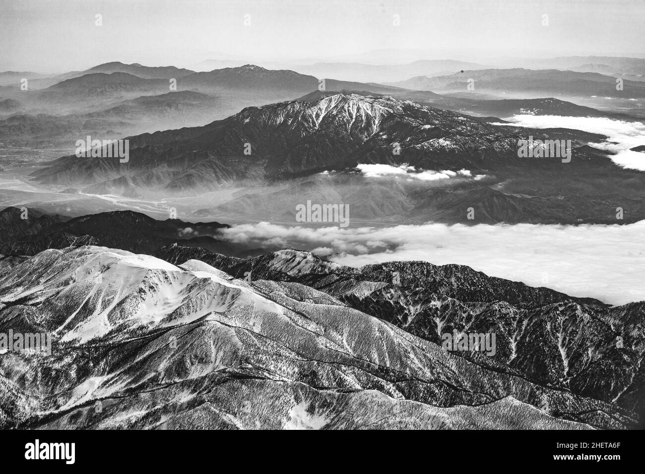 Paysage d'hiver en californie avec des montagnes enneigées près de Landers, CA Banque D'Images