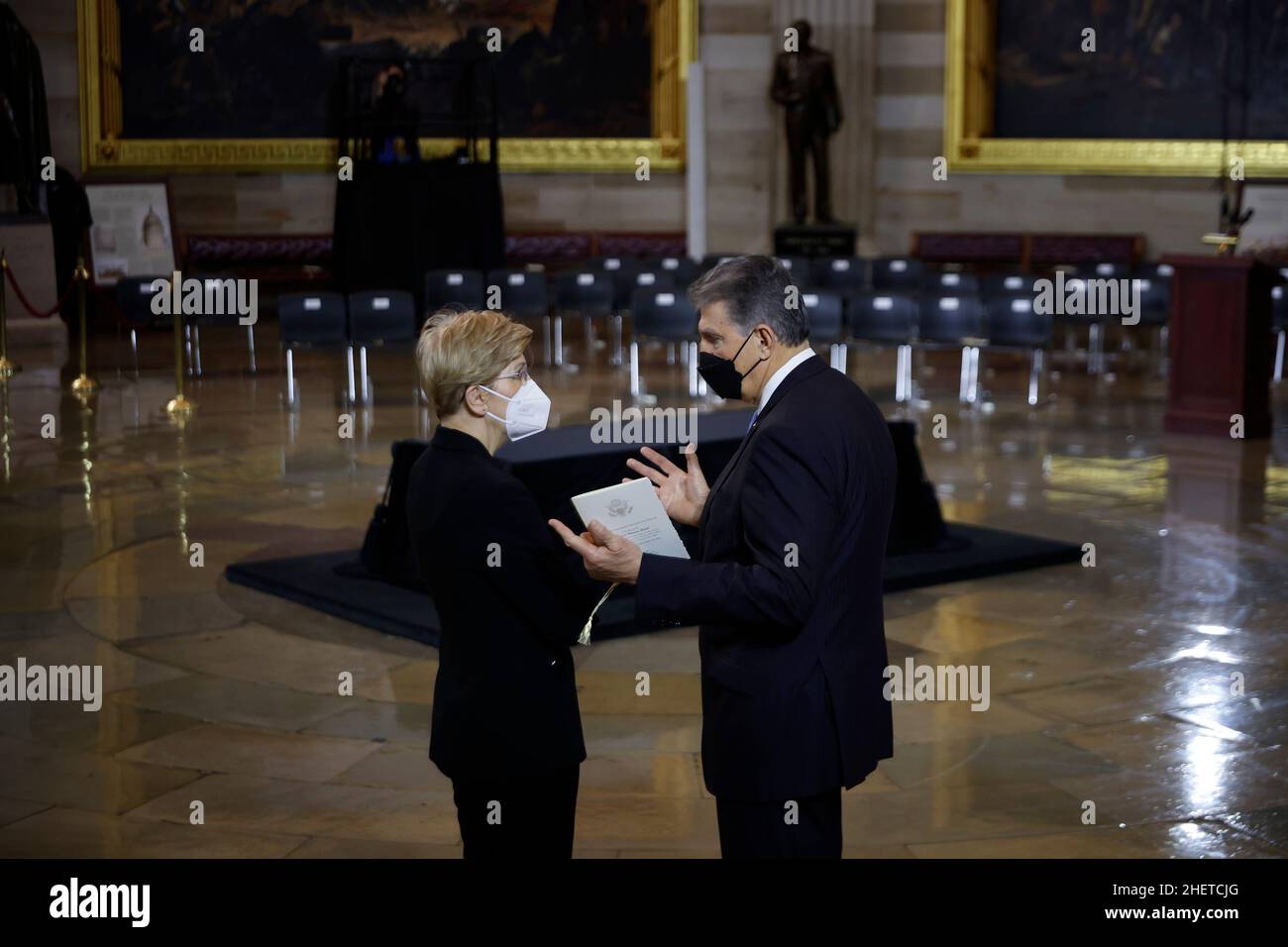 Washington, DC.12th janvier 2022.WASHINGTON, DC - JANVIER 12 : la sénatrice Elizabeth Warren (D-ma) (L) s'entretient avec le sénateur Joe Manchin (D-WV) avant le début du service commémoratif de l'ancien chef de la majorité du Sénat Harry Reid dans la rotonde du Capitole des États-Unis le 12 janvier 2022 à Washington, DC.Démocrate, Reid a représenté le Nevada au Congrès pendant plus de 30 ans, huit comme chef de la majorité au Sénat.Credit: Chip Somodevilla/Pool via CNP/dpa/Alay Live News Banque D'Images