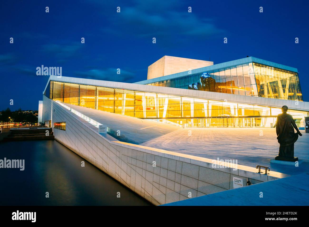 Extérieur du bâtiment blanc de l'Opéra d'Oslo est le siège de l'Opéra national et du Ballet de Norvège.Norvège.Nuit. Banque D'Images