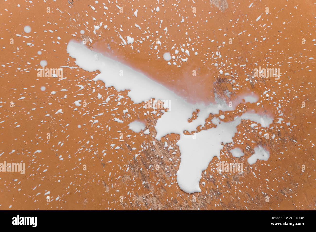 Éclaboussures de liquide de lait renversé et éclaboussures de flaques sur le sol. Banque D'Images Éclaboussures de liquide de lait renversé et éclaboussures de flaques sur le sol. Banque D'Images