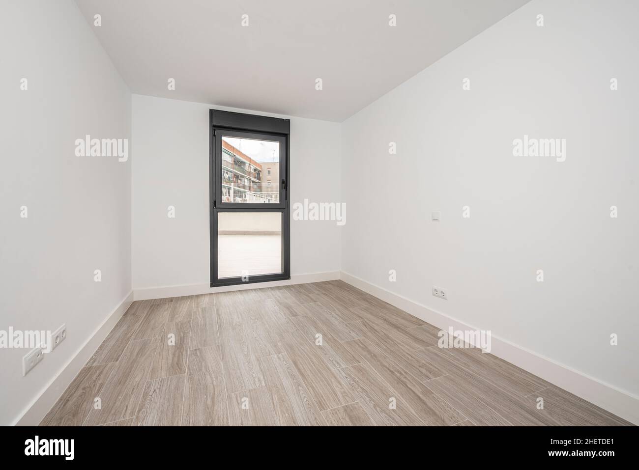 Chambre vide récemment peinte avec fenêtre du sol au plafond Banque D'Images