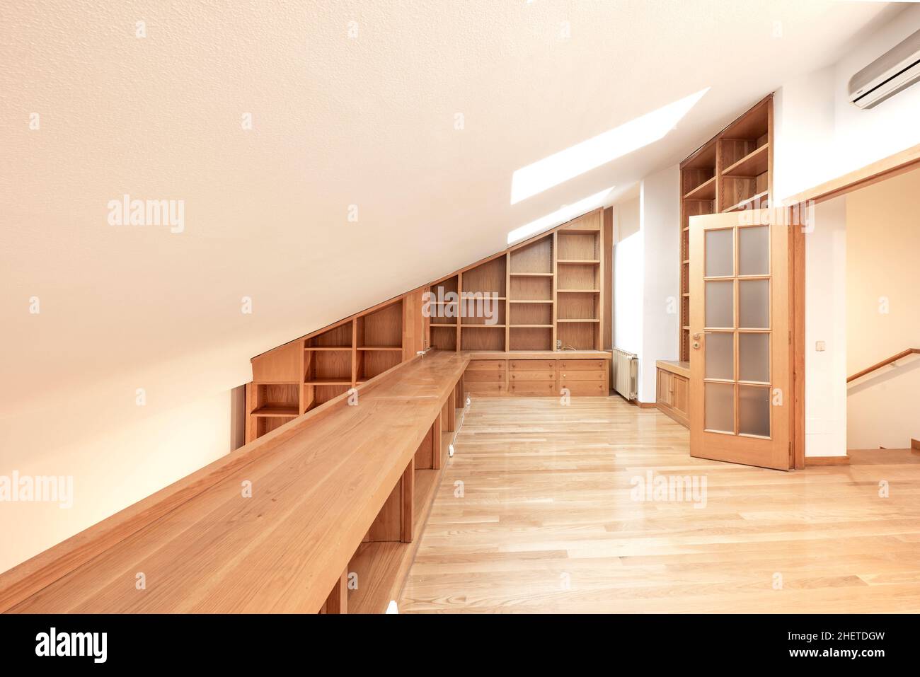 Cette chambre dispose d''un plafond en pente et d''une bibliothèque en — free download